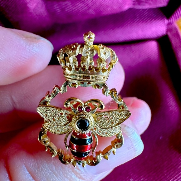 Dolce and Gabbana 18k gold diamond and ruby crown motif with bee cuff links - Picture 1 of 5